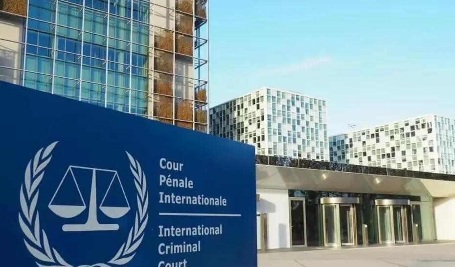 特朗普这次直接对国际刑事法院（ICC）下手，动作挺大的。美国总统不光嘴巴说说，还