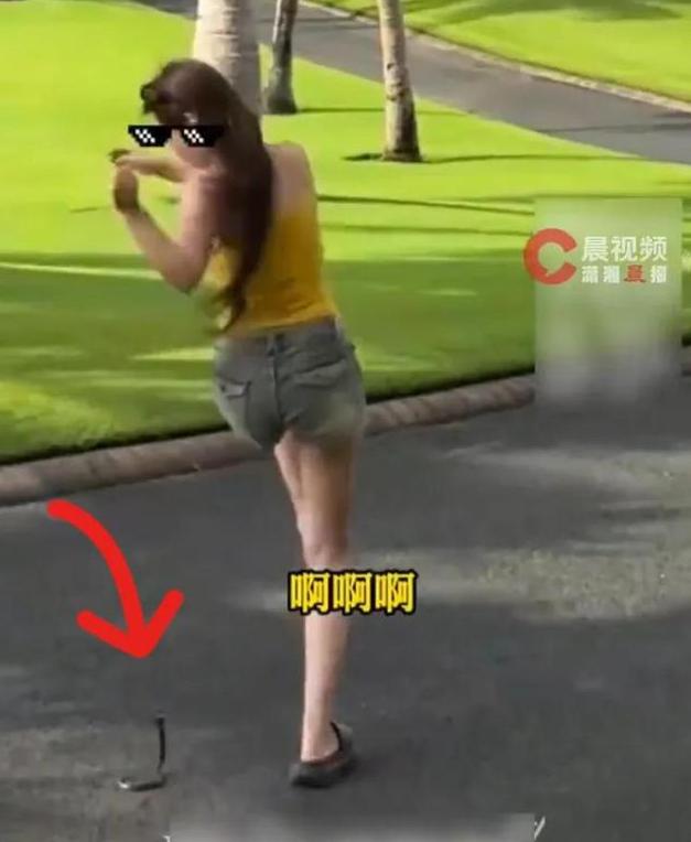 海南三亚街头，上演让人头皮发麻的惊险瞬间。一名女子正常在路上行走，毫无防备之下，