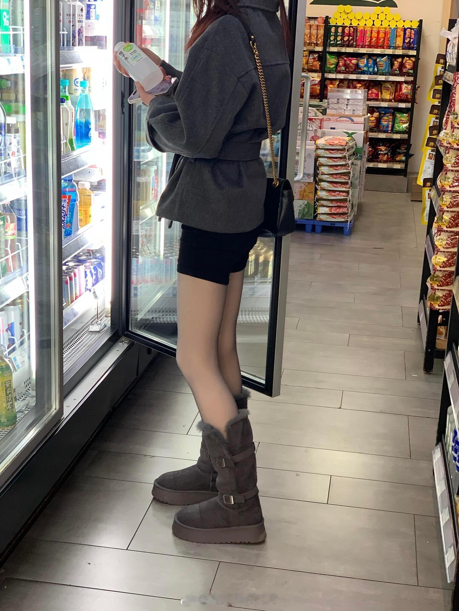 不是，幂式穿搭我拿你没招了…一到冬天室友就开始她的幂式穿搭，不得不说这加绒黑丝看