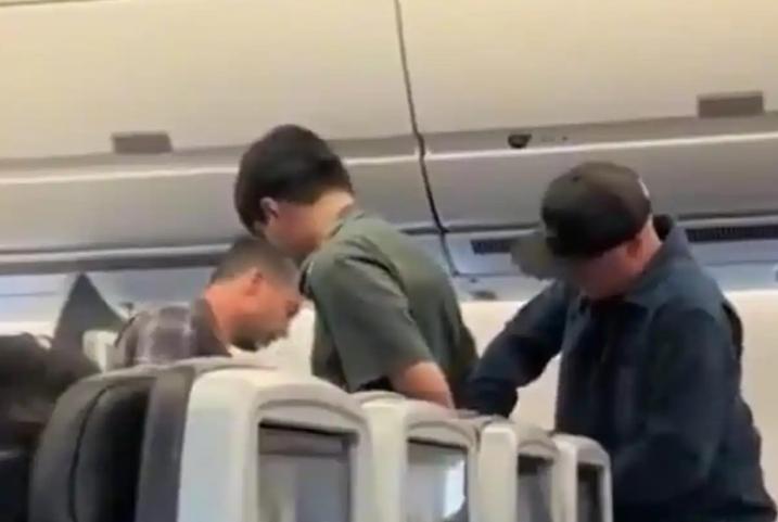 “嚣张过头了！”上海飞洛杉矶的一架航班上，一名男子因自家孩子惊扰邻座，非但不加管