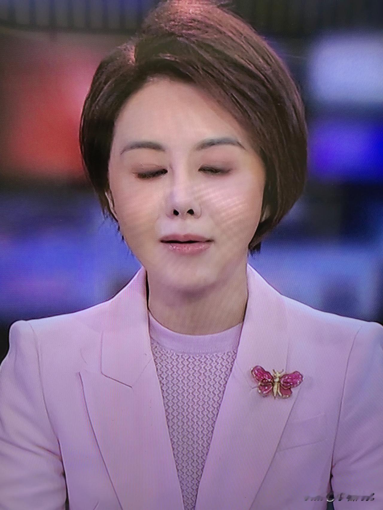 央视新闻主播的这枚胸针意味深长。一只蝴蝶，想起那首歌，好像一只蝴蝶飞进我家窗口