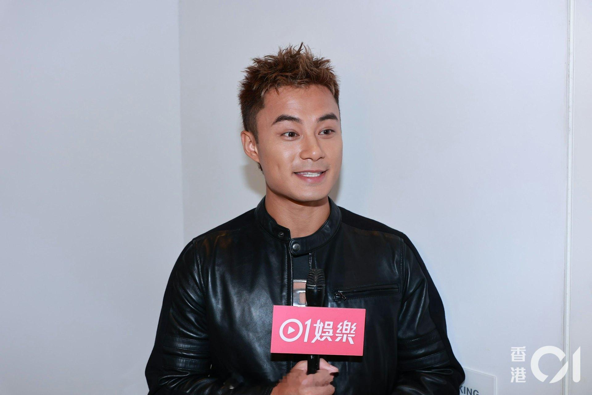 现年28岁有"翻版罗仲谦"之称的孔德贤昨日（28日）出席TVB节目巡礼，当中他只