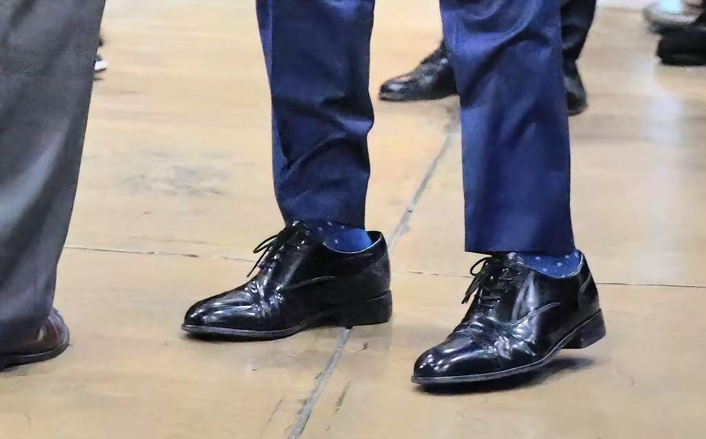 鲁比奥的大码皮鞋。