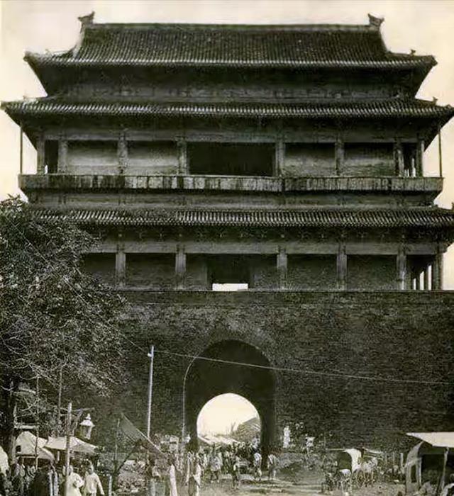 1951年，三轮车夫载完乘客后回家休息，却碰上了公安搜找特务，他一愣，随即想到了