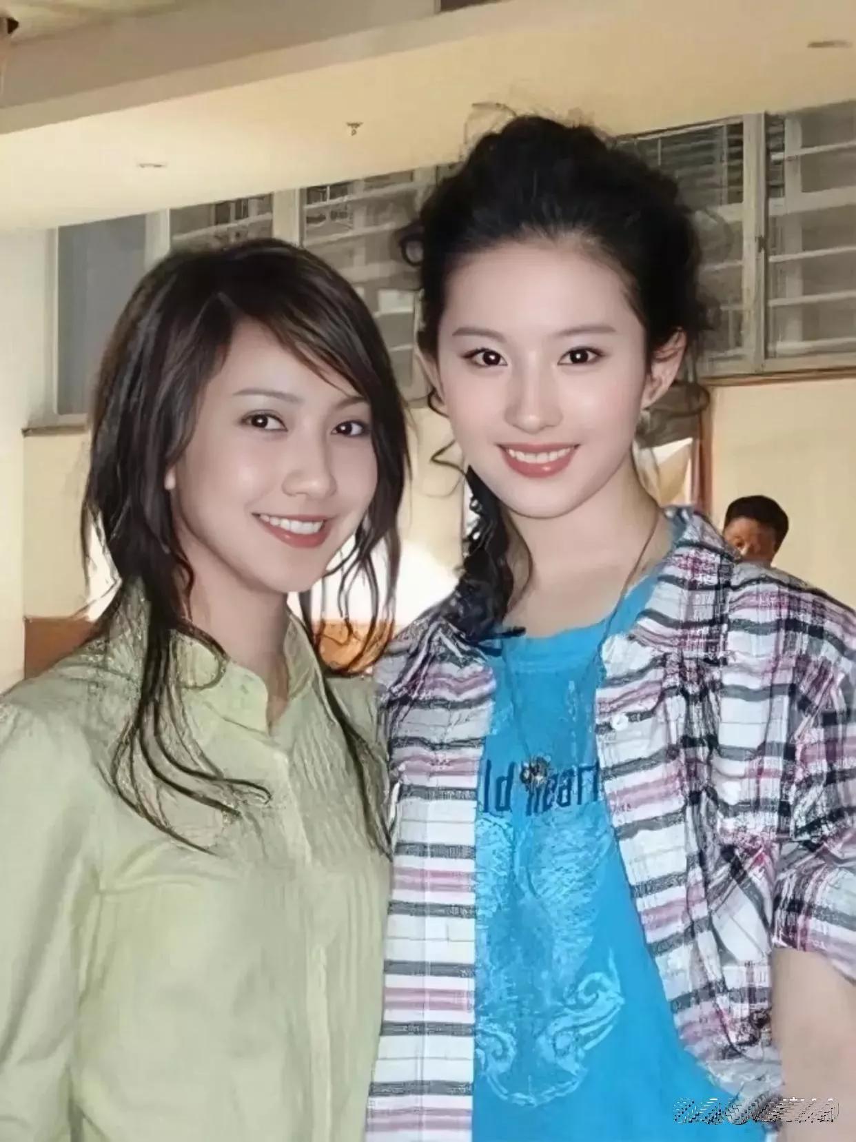 要是在她们两个中间选一个做女朋友，恐怕一千个男生里有999个都会选左边这位，虽然