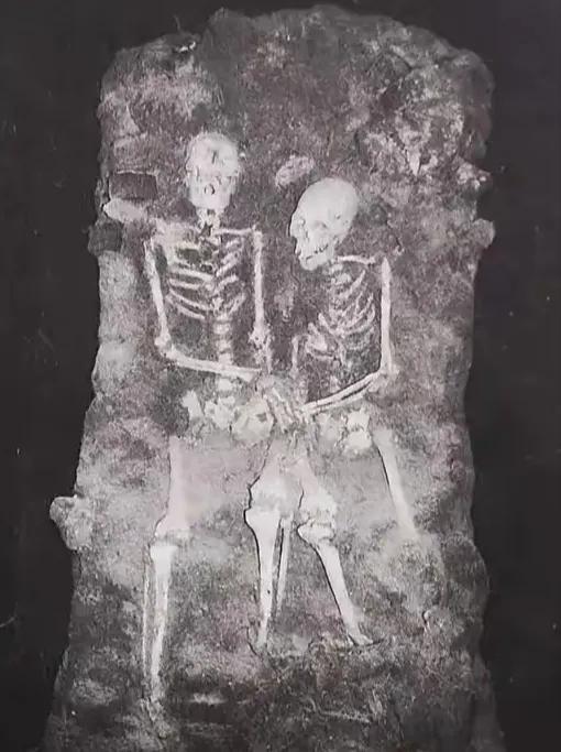 1997年，在长春市的一处工地上，工人们挖出了两副尸骨，这两具尸骨紧紧依偎着，手