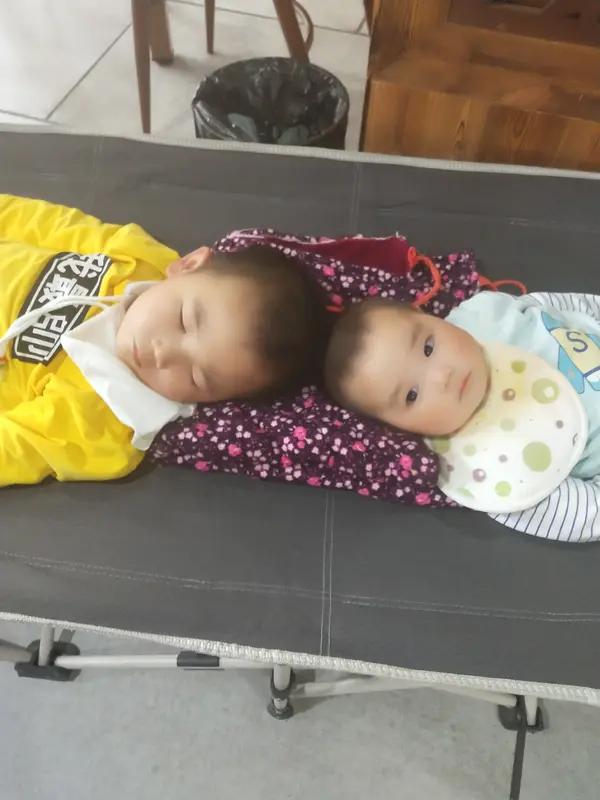 前几天发了一篇文章，提到亲戚家生了一对龙凤胎，一个月5000元不够花，奶粉和尿不