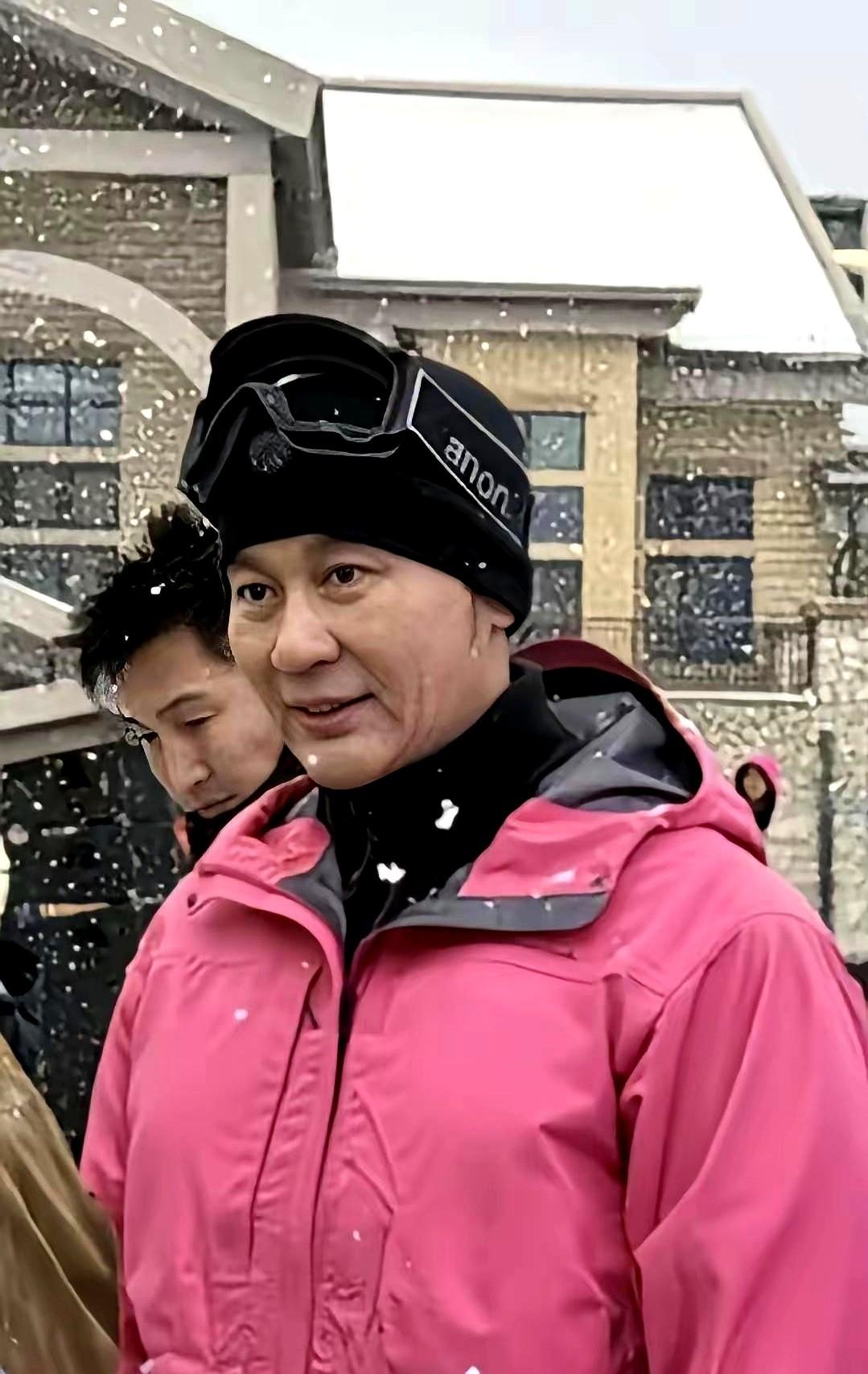 47岁李晨穿粉色，竟被说有姨感？最近李晨参加综艺的一身打扮上了热搜。他穿着一