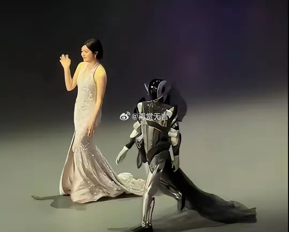 陈妍希真是红毯的神啊！这造型虽然一般，但是被她气场镇住了。