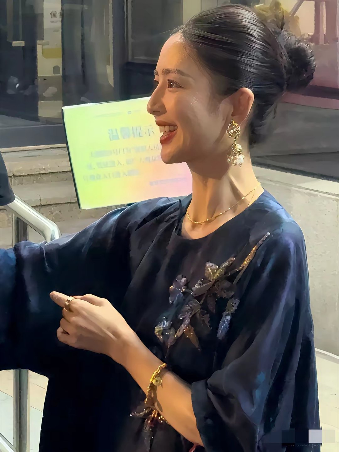 我发现老了有鱼尾纹的都是美女，好像人丑长不出鱼尾纹。是不是长鱼尾纹的都是眼眶比较