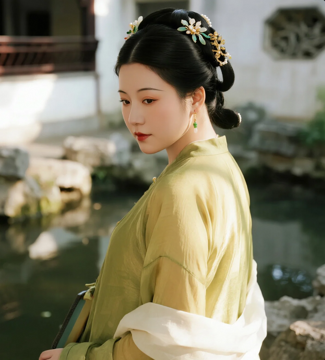 苔痕上阶绿，罗裙拂阶上：幽园寻古意