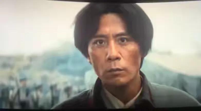 刘烨塑造的伟人形象，有人说眼神不对。我们心目中的伟人，应该和蔼从容，沉着冷静，