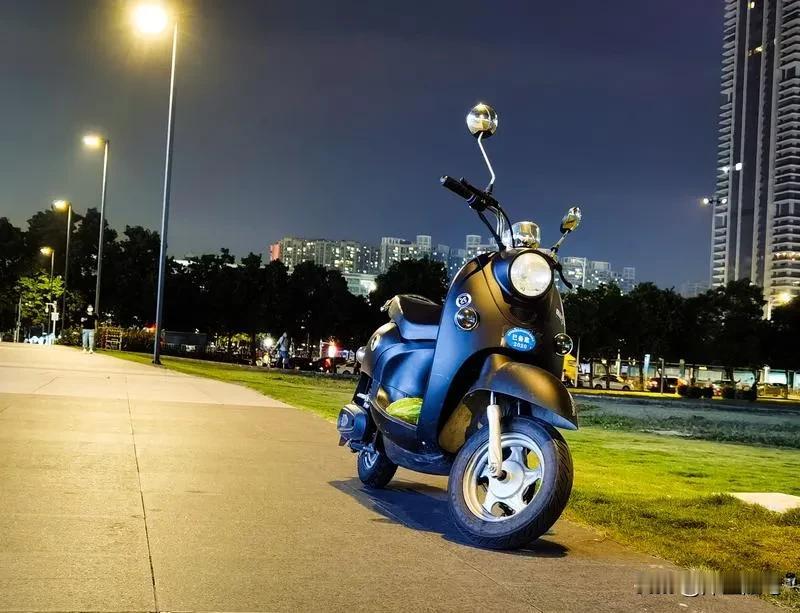 　　噩耗！！5月2日傍晚18时，福州南门兜理想汽车司机操作不当、闯黄灯，导致两