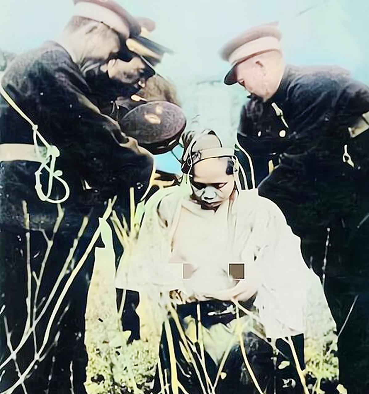 这是1927年,民国时期,“裸刑”处决的现场,镜头中赤身裸体跪着一名女子,旁边是