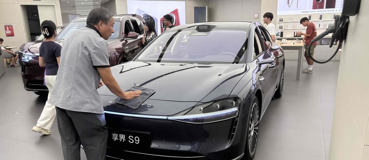 商场里看到了享界S9神车，开关了两下门，听听声，就知道不靠谱😡