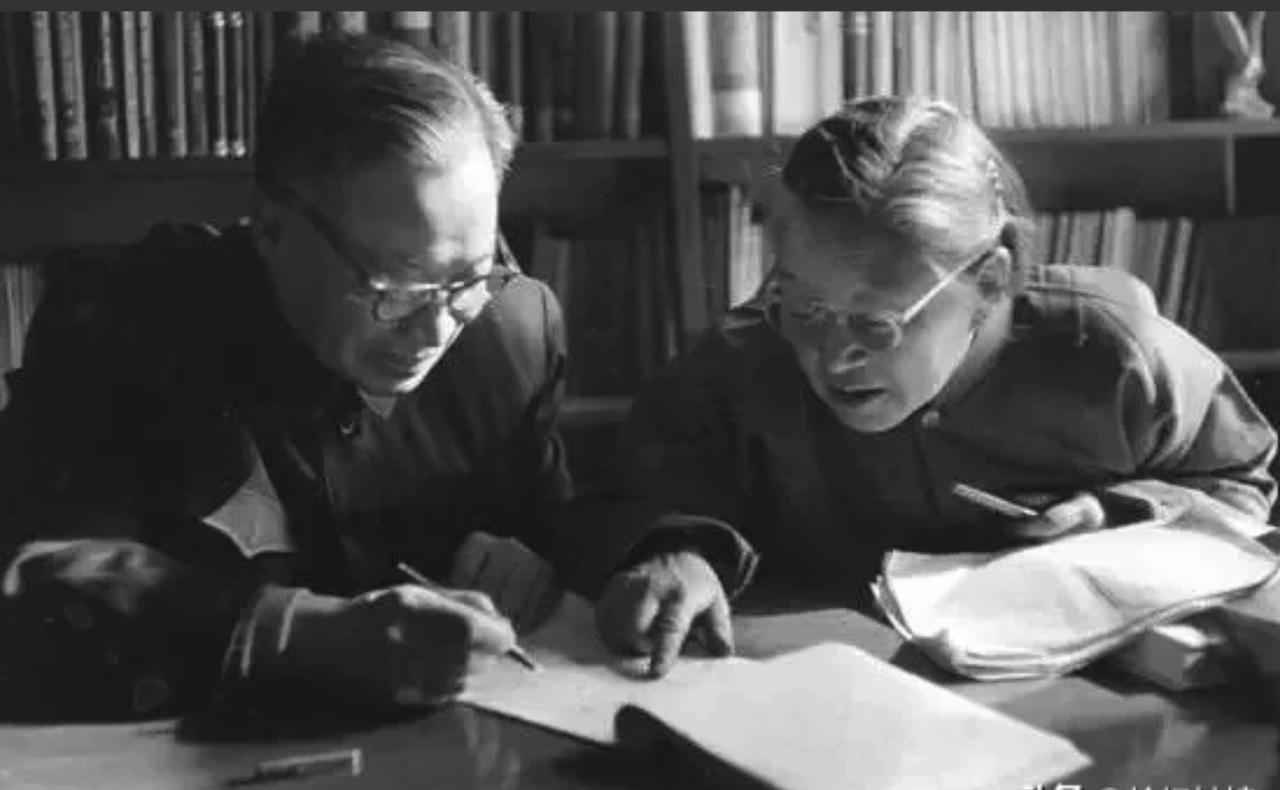 1968年，一天，钱三强看见一个女人佝偻着腰，正在打扫茅厕。当看清女人的脸，他按