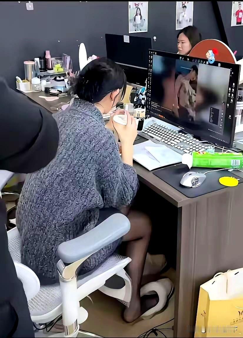 公司新来的文员。中午休息的闲暇时，领导无意间看到她!谁知道第二天就被领导提名