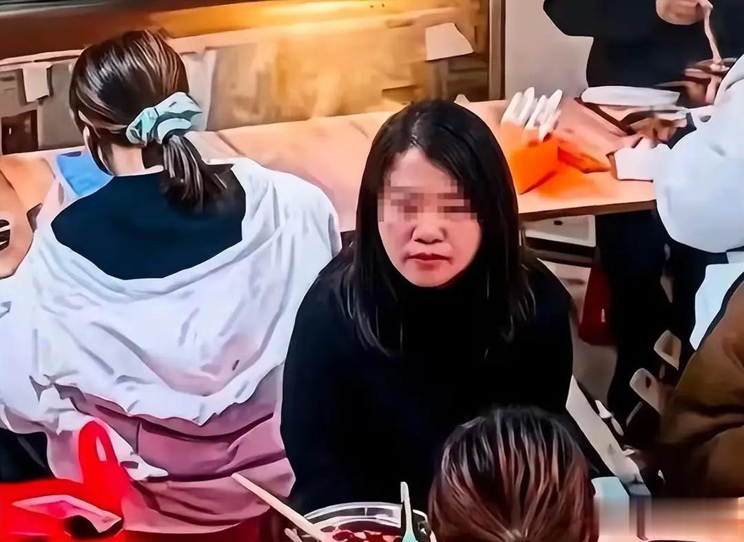 泼螺蛳粉汤的女子竟然是老师，我滴天呐，这谁家的孩子敢让她教吗？河北保定那家螺蛳