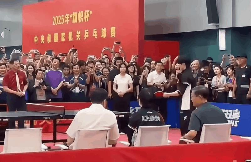 莎莎活动进场，领导摆手，让她坐在身边！[吐舌头眯眼睛笑]三位运动员和领导们一起入场的时候，