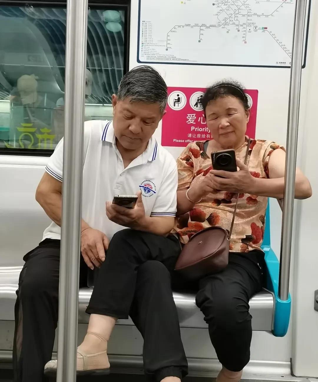 好羡慕这个女人可以肆无忌惮的秀恩爱。如果我做这样的动作，一定会被老公嫌弃的。