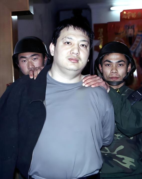 2005年3月5日凌晨4时，福建省福安市街尾27号一栋不起眼的民宅外，一百多名公