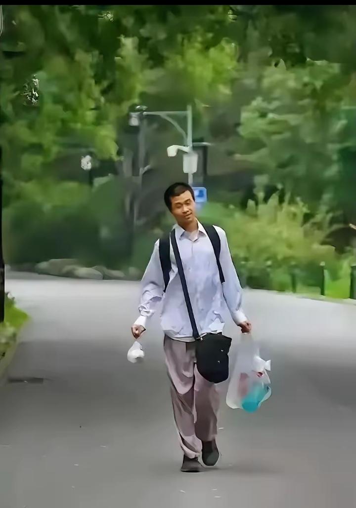 在北大上学的侄子跟我说，“韦神”从今年2月开始就不再担任助理教授了，他的​