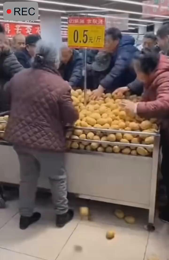 看看这帮老头老太太们，今天偷吃的土豆出校某天信抢空抢跟头。