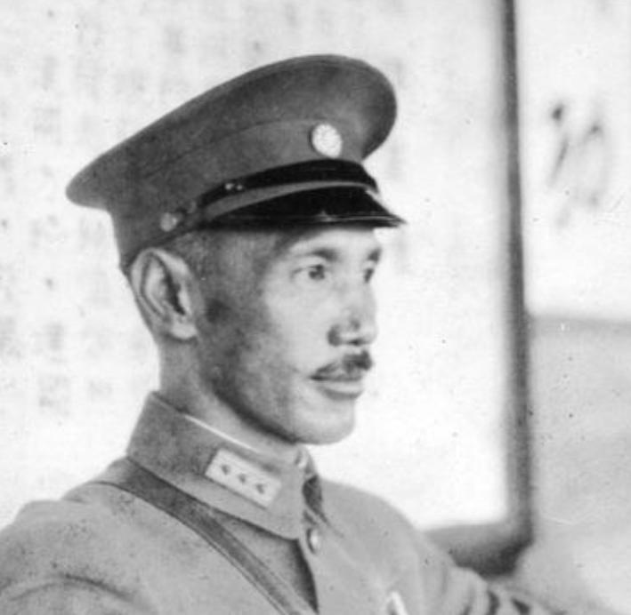 1927年，蒋介石在武汉视察部队后，临时去了独立第八师。由于事先没有通知，师长刘