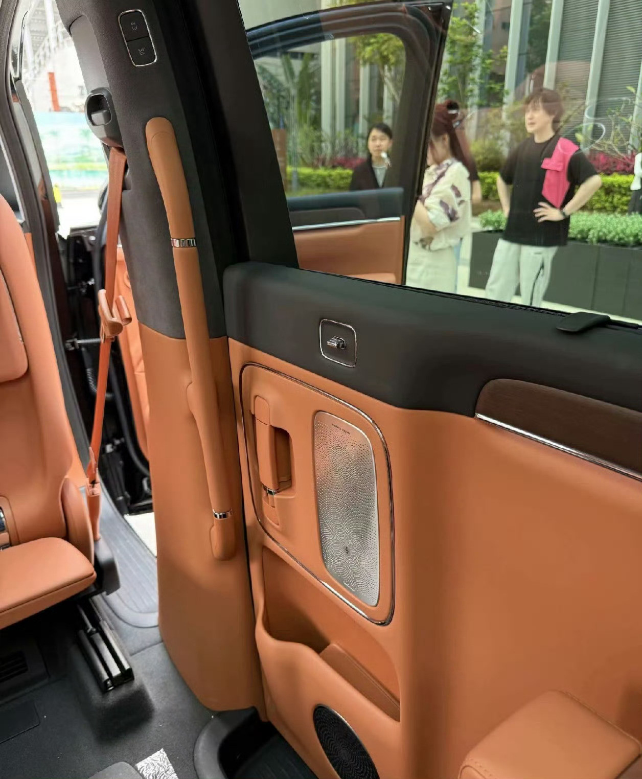 智界V9实车内饰曝光，感受一下~这个观感，像是多少钱的车？