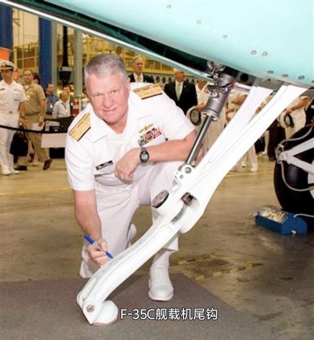 美国航展上，F-35C舰载机设计师与他的得意之作——折叠式机尾挂钩合影留念，他拿