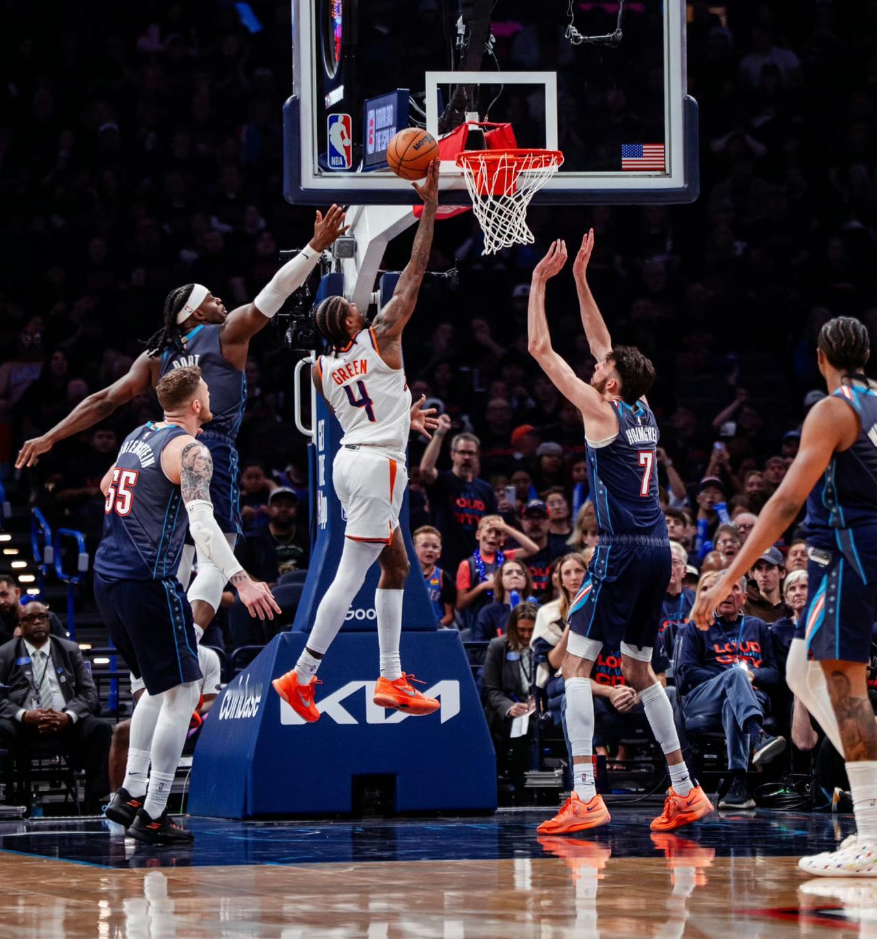 大比分2-0！雷霆120-107轻取太阳，三巨头攻防一体太厉害继湖人、骑士之后