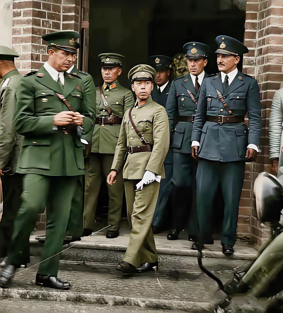 这是一张不多见的照片。这是1929年，照片里德国军官中的这名中国军
