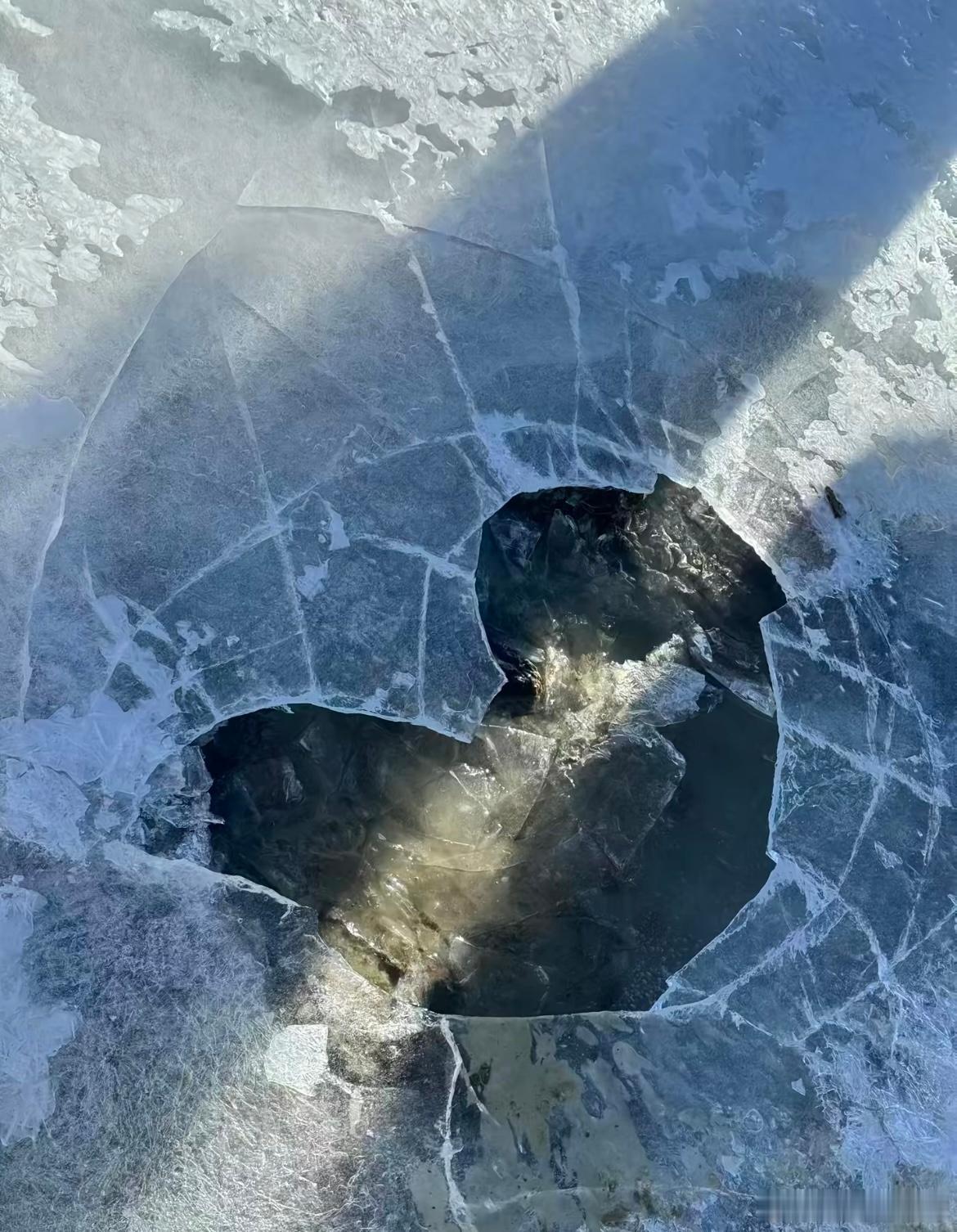 是的男朋友在冰湖上向我求婚了