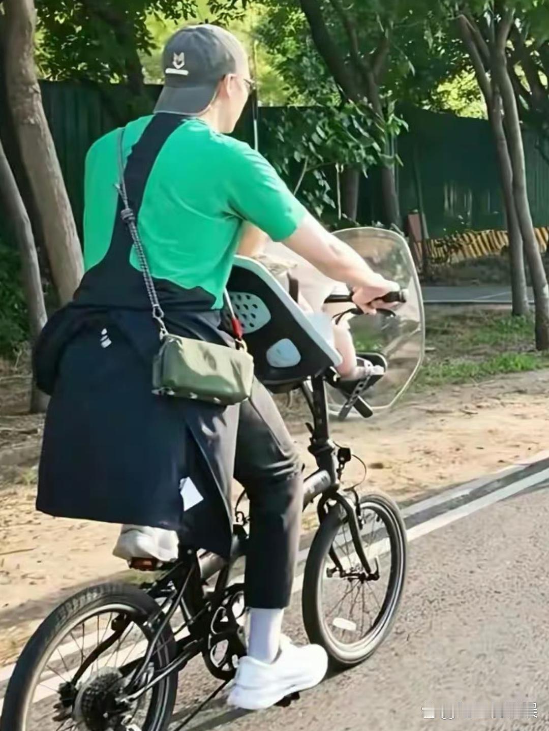 偶遇陈伟霆带娃骑行一家三口温馨惬意小win皮肤白到发光