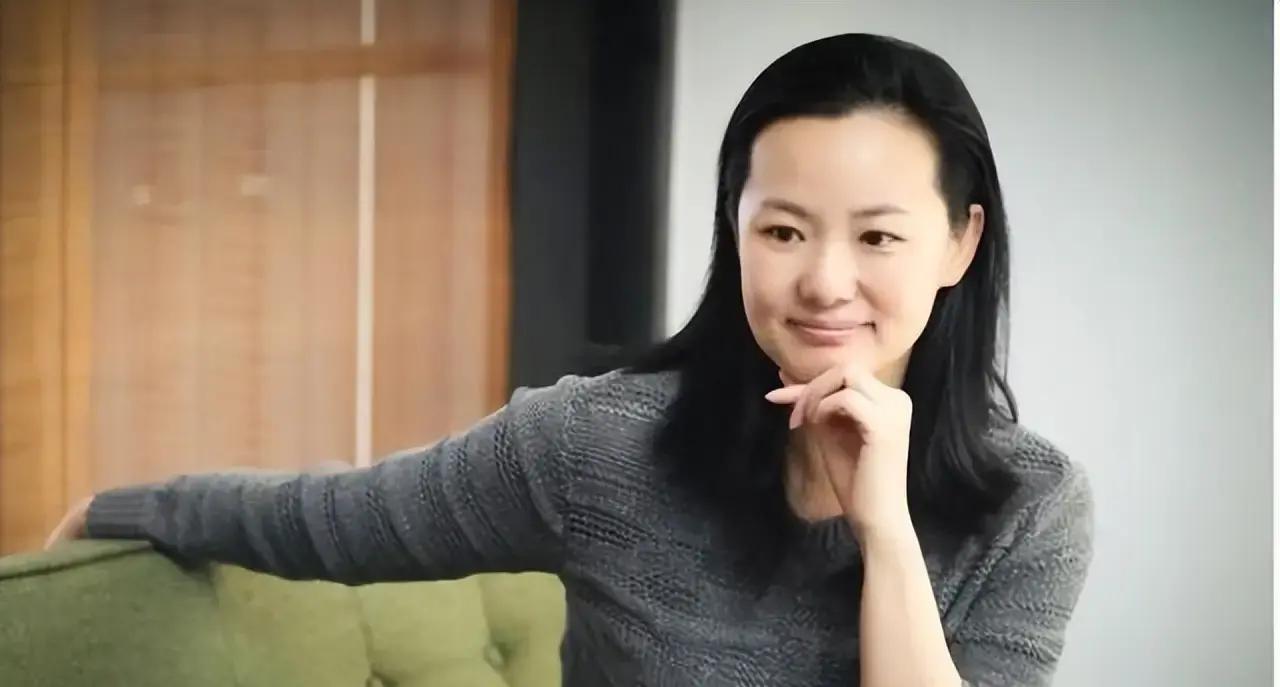 49岁那年，咏梅在柏林电影节突然拿下最佳女演员银熊奖，成为首位大陆影后。这事儿瞬