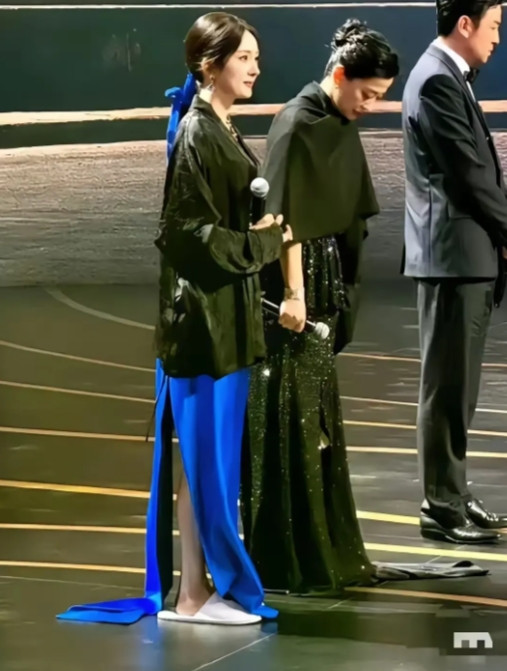 这次谁想救杨幂也不可能了，他真是糊涂啊，他千不该万不该。在这么重要的场合，穿