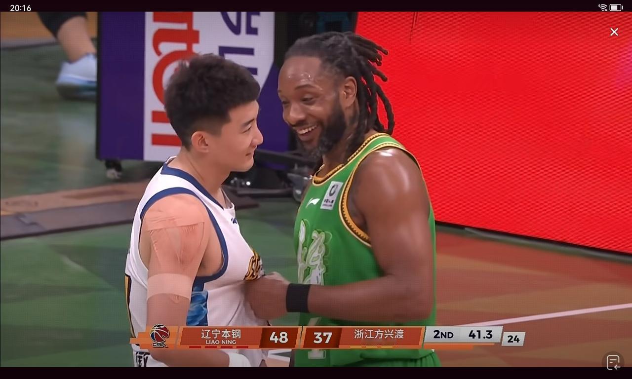 威尔斯死球时候抓着孙铭徽衣服，笑嘻嘻不像要打架，这是干什么呢？其实就是两个人