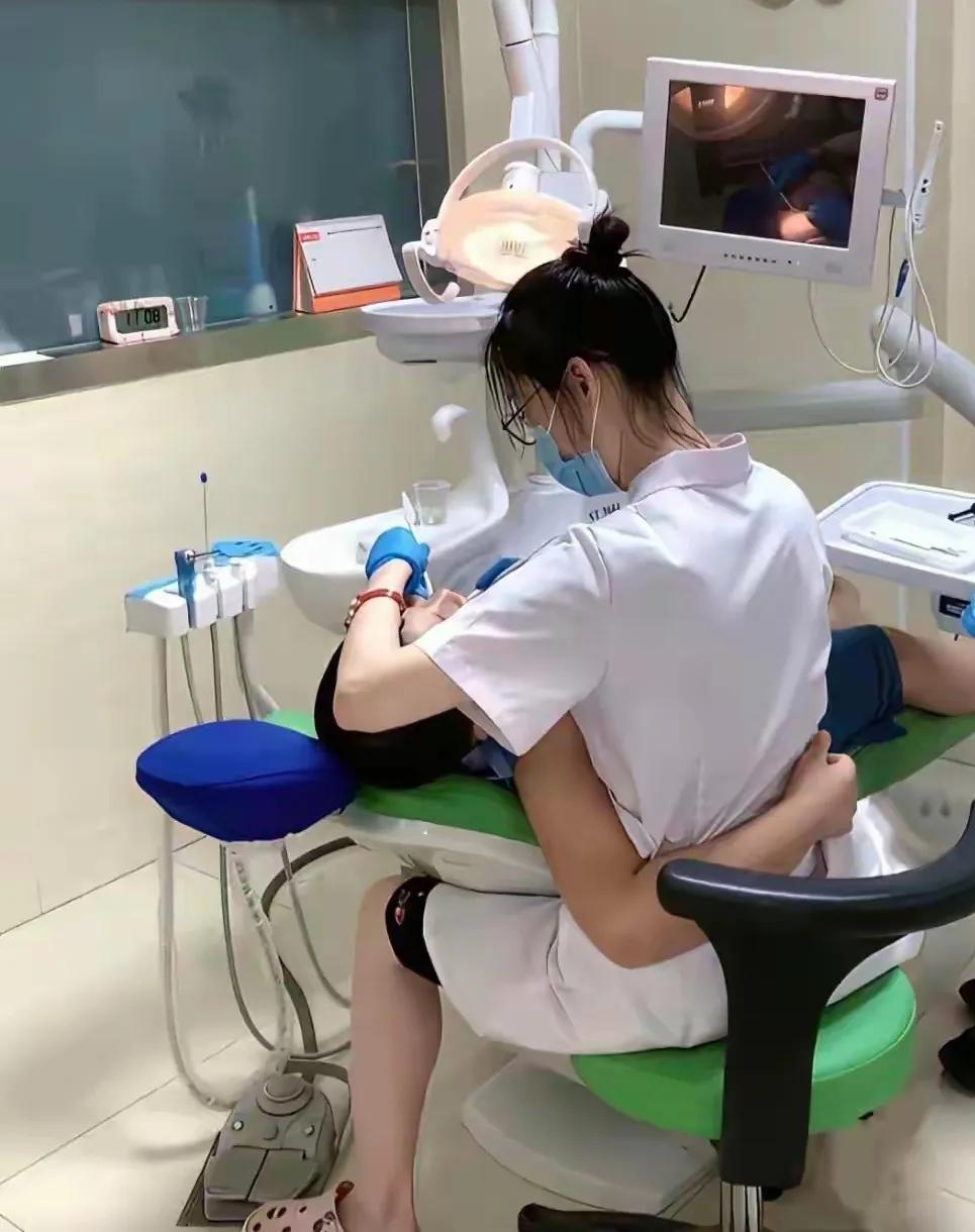 同样是补一颗牙齿，个体牙科只要跑两趟，花费760元。公家医院牙科跑了四趟，花费9