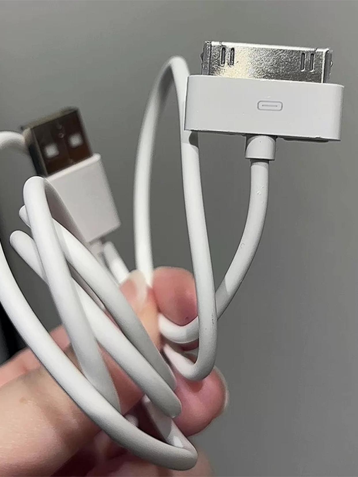 很多年轻人都不认识这种充电线了吧？苹果多年前的充电线，之前的iPhone4