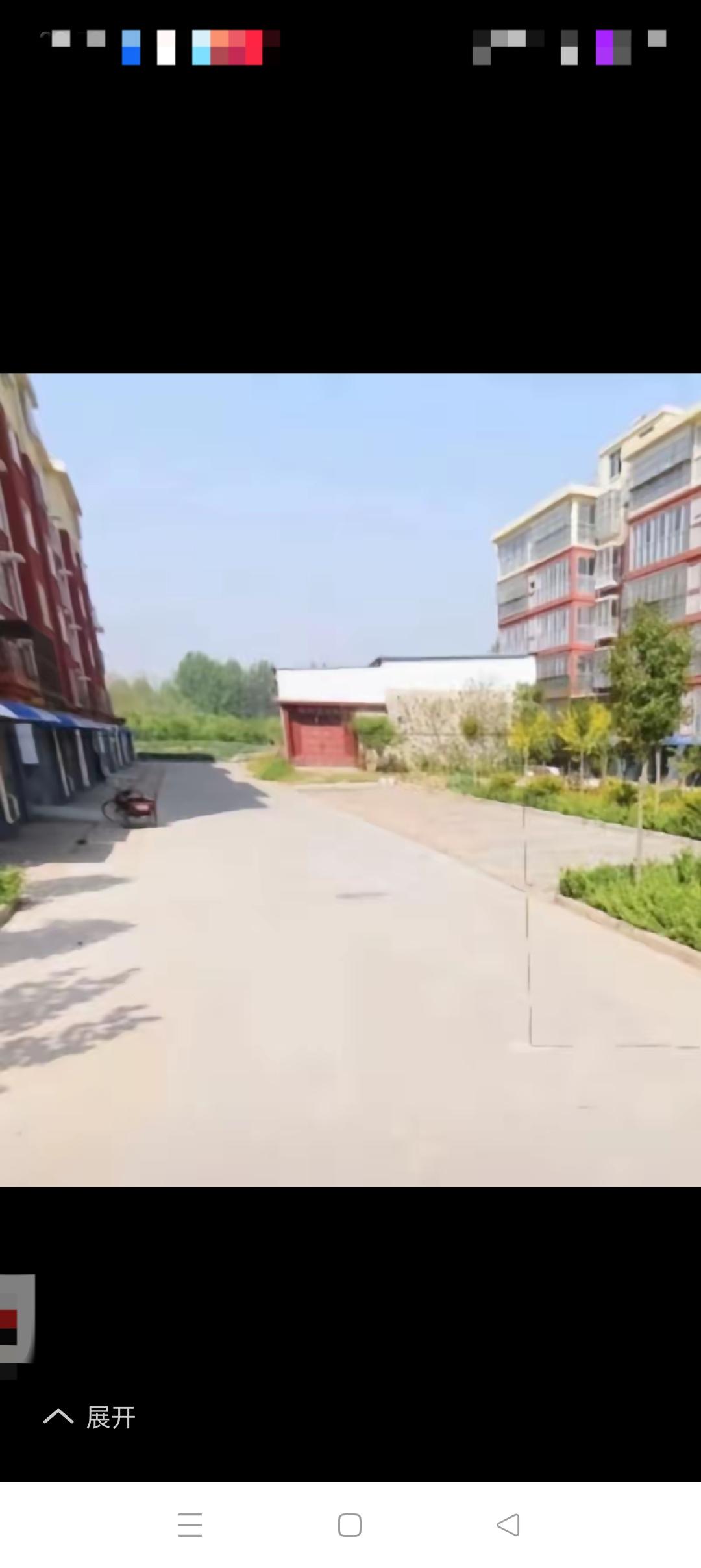 临沂王桥这栋平房很奇怪，就在小区2栋楼的中间。根据新闻周刊的消息：这个平房里居