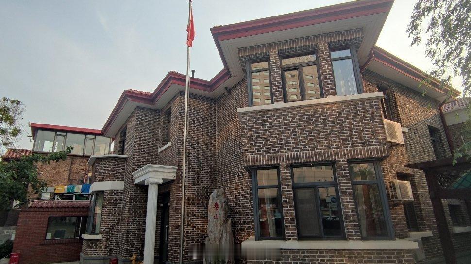 小时候总觉得从家里到民园挺远的，这次走了下，就两条街[捂脸哭]看来跑步以后对距离的