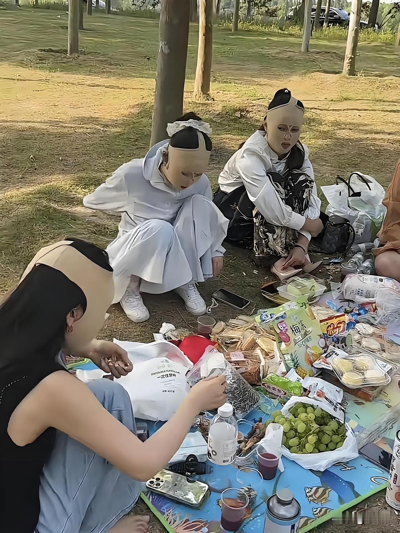 他们脸上戴的是什么玩意儿？吃顿野餐有必要这么隆重吗？