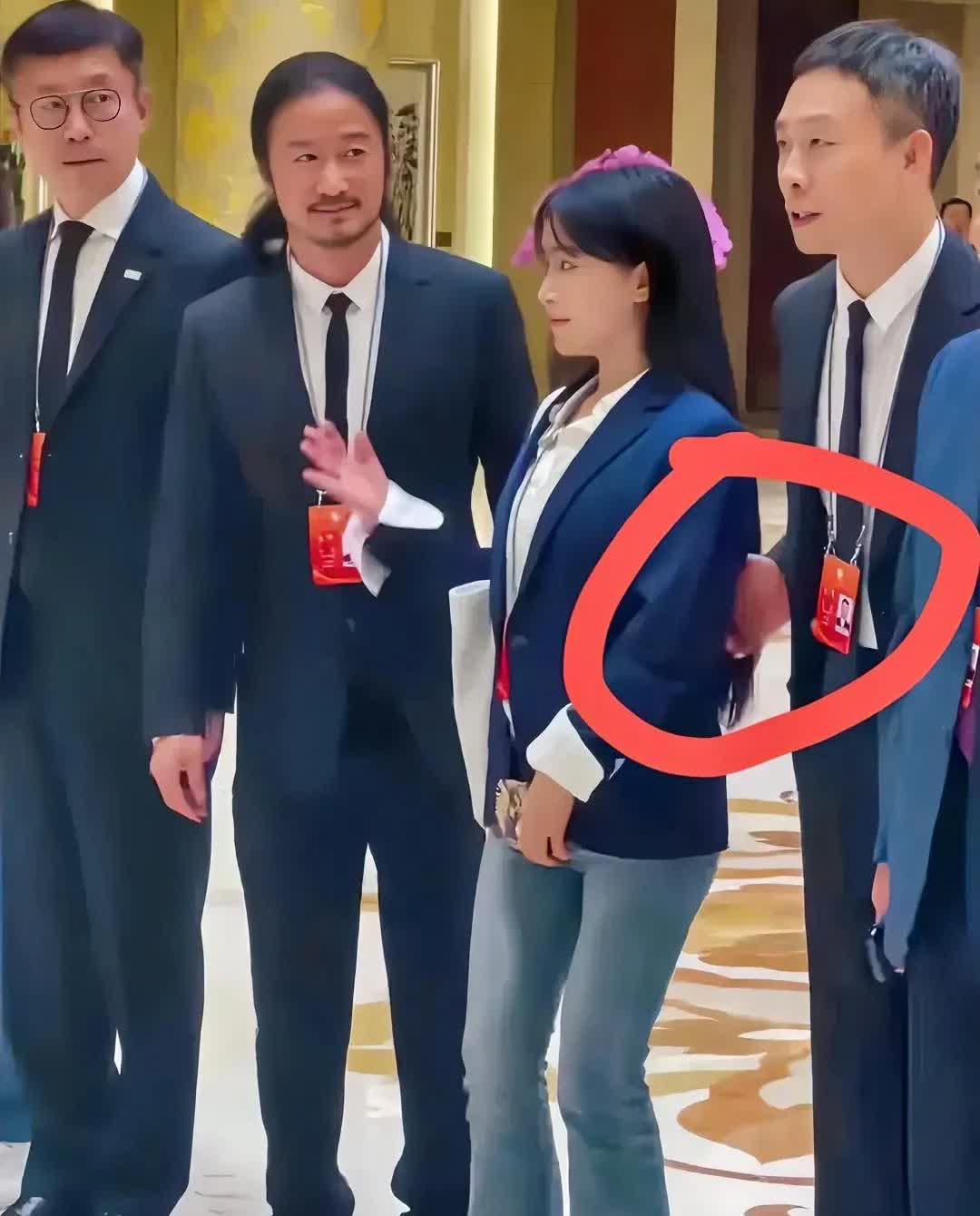 一个动作，却意外暴露了张译的人品，在合影时，李子柒由于太过于专注看镜头，