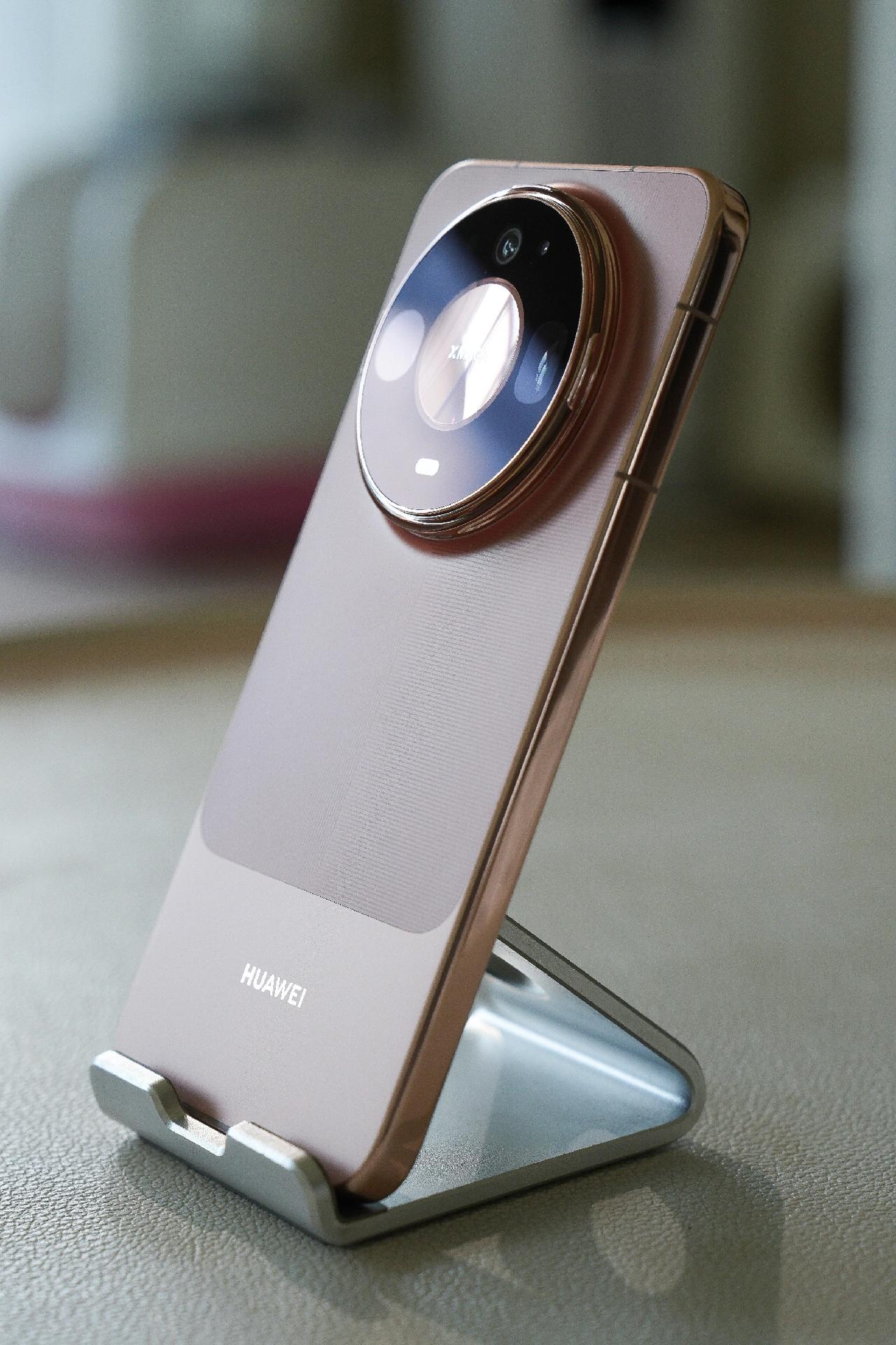 Mate90ProMax普通版与典藏版，估计不少人都被绕晕了。长着一张几乎
