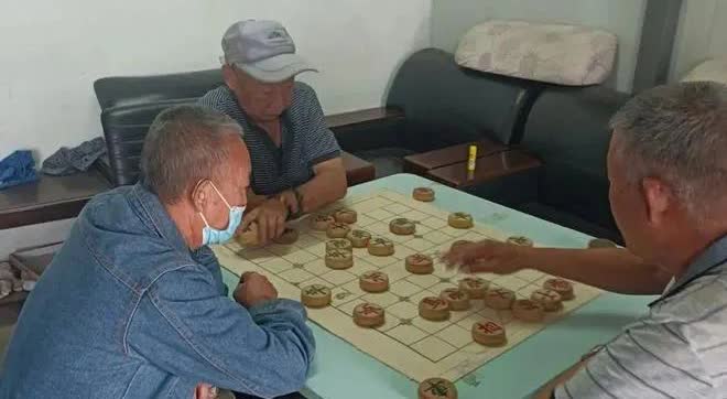 我一个棋友，他是作烧烤生意的，空余时间学棋练棋。他是从2017年用心学棋
