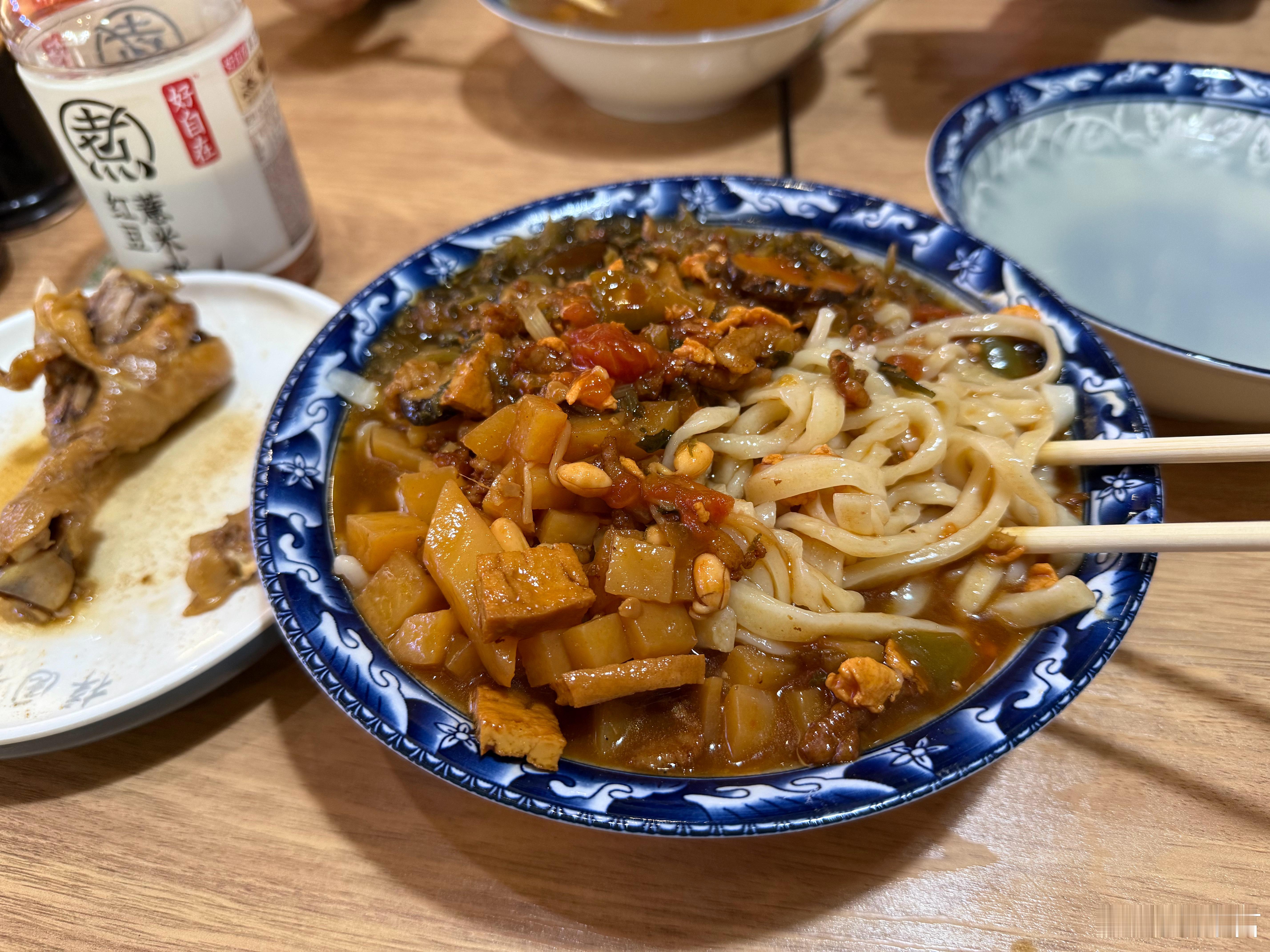 今天回山西啦，我和老婆的午餐！大碗手擀面➕鱼香肉丝盖浇饭➕一个鸡腿，一共花费30