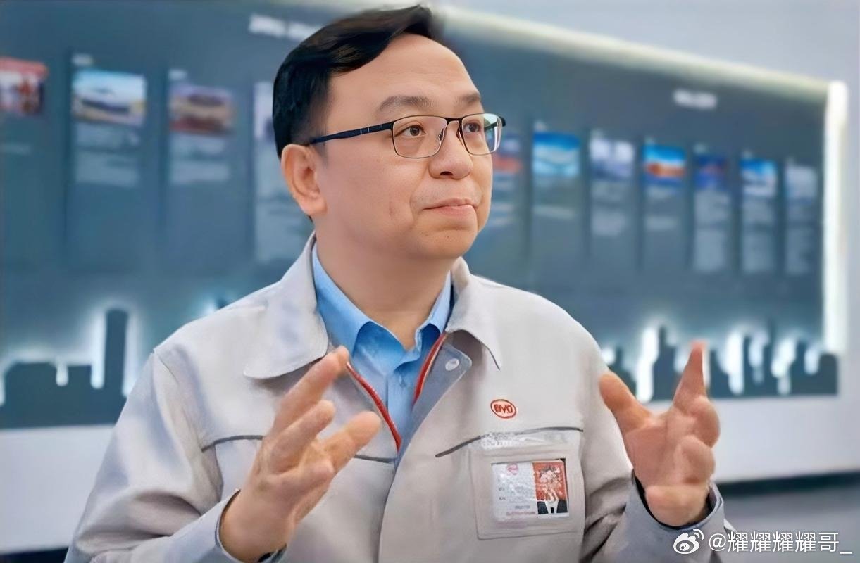 比亚迪新一届董事会落地，王传福继续董事长兼总裁，任期三年。董事长和总裁一个人挑，决策会更快，风险也集
