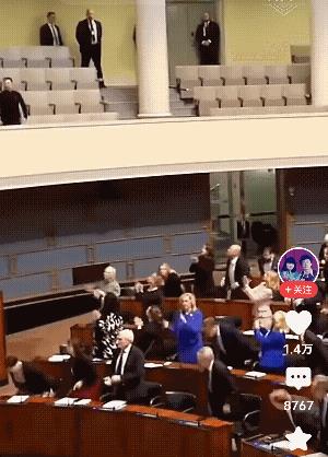 他是乌克兰的英雄，是人们仰慕的英雄，这一点毋庸置疑。此刻的泽连斯基站在议会中央