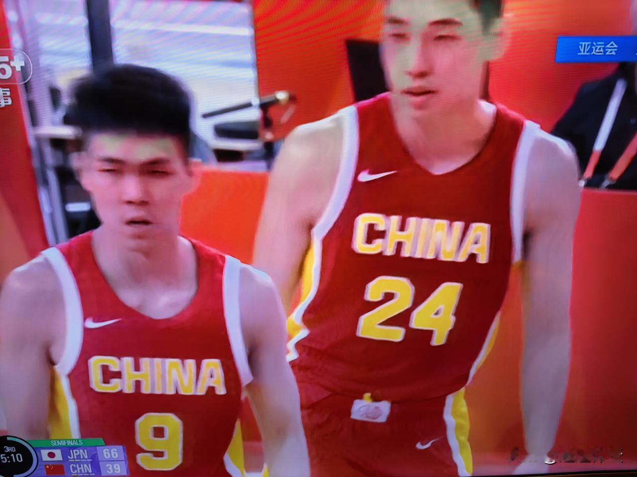 央视直播都看不过去了！69：40！亚运会中国男篮在半决赛中落后日本男篮29分！