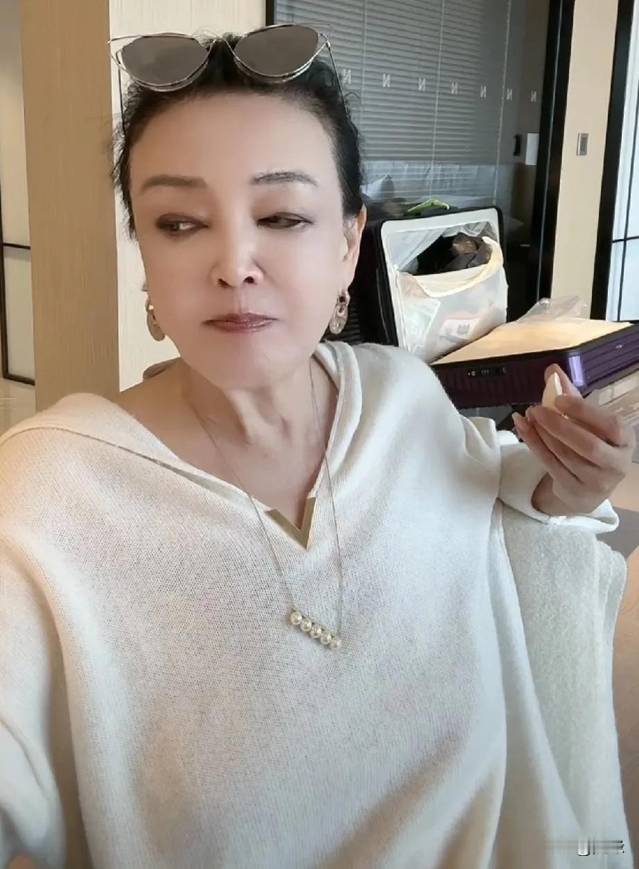 张兰还是认怂了！她说:昨天带孩子们去看大熊猫了，他们老开心了。不过，我一个视频